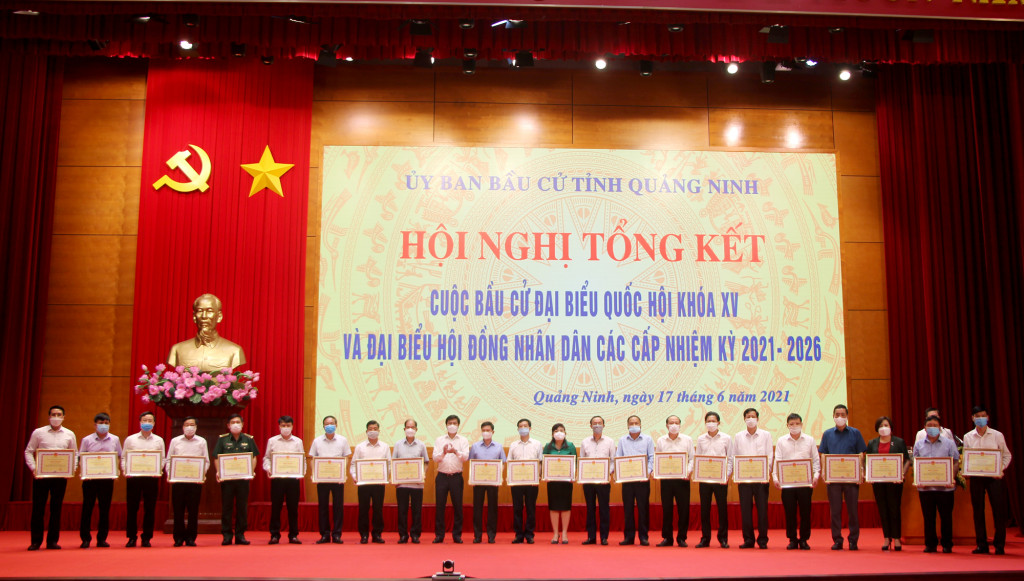 Đồng chí Nguyễn Tường Văn, Chủ tich UBND tỉnh trao Bằng khen cho các tập thể.