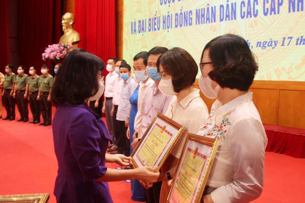Đồng chí Trịnh Thị Minh Thanh, Phó Chủ tịch Thường trực HĐND tỉnh trao Bằng khen cho các tập thể