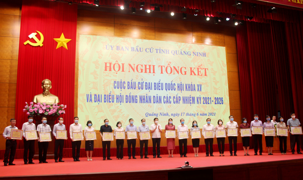 Đồng chí Nguyễn Văn Hồi, Chủ tịch Ủy ban MTTQ tỉnh, Trưởng Ban Dân vận Tỉnh ủy, Phó Chủ tịch HĐND tỉnh trao Bằng khen cho các cá nhân.