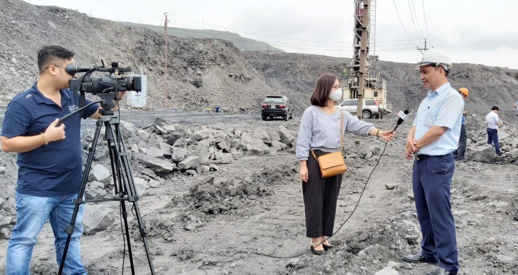 Phóng viên Thu Trang thực hiện phỏng vấn truyền hình tại khai trường mỏ Công ty than Cao Sơn.