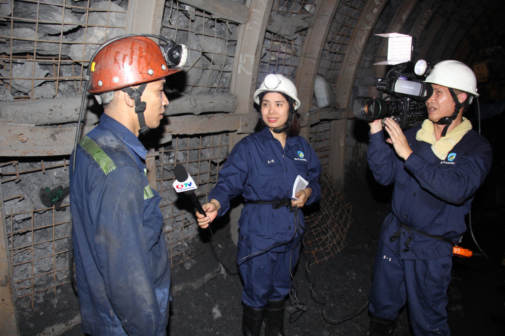 Tác giả bài viết tác nghiệp tại mỏ Công ty than Nam Mẫu.