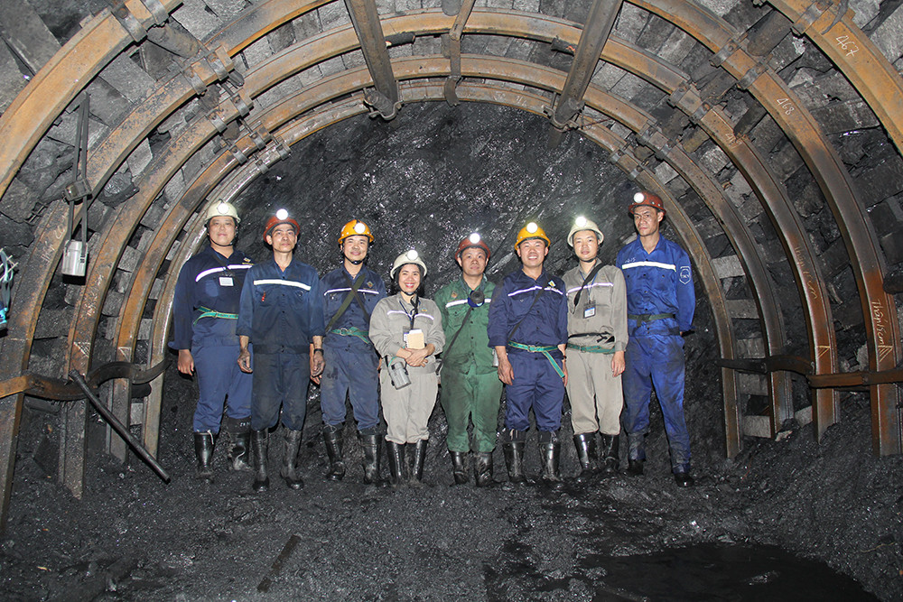 Phóng viên Trung tâm truyền thông tỉnh chụp ảnh lưu niệm với thợ mỏ Công ty than Dương Huy.