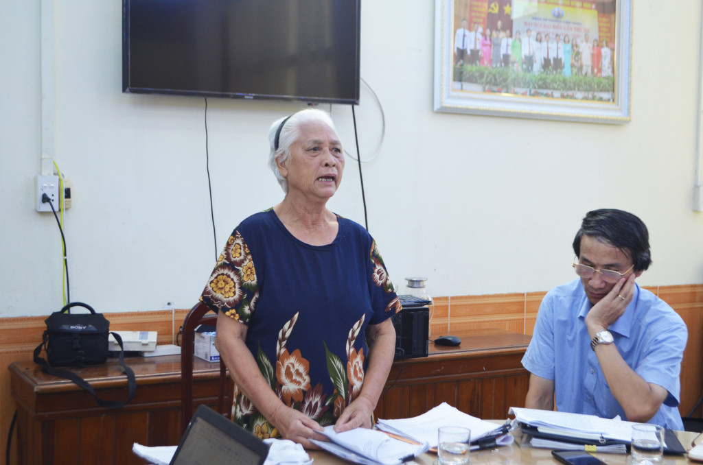 Bà Nguyễn Thị Lan trình bày nội dung kiến nghị tại buổi đối thoại.