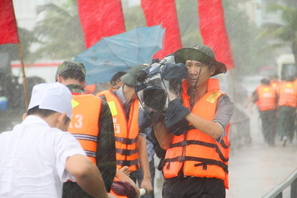 Các phóng viên sẵn sàng đương đầu với khó khăn trong quá trình tác nghiệp (Quay phim Lương Hồng Thắng, Trung tâm truyền thông tỉnh tác nghiệp trong trận mưa lụt lịch sử năm 2015).