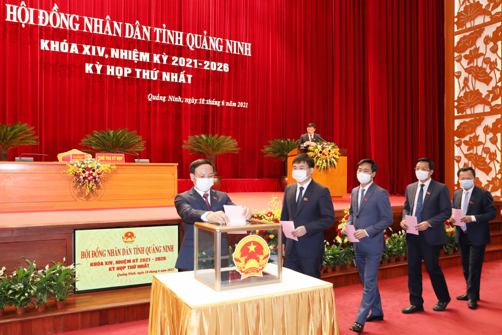 Đồng chí Nguyễn Xuân Ký, Ủy viên Trung ương Đảng, Bí thư Tỉnh ủy, Chủ tịch HĐND tỉnh, bỏ phiếu bầu