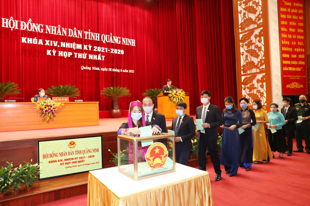 Các đại biểu HĐND tỉnh bỏ phiếu bầu các chức danh của HĐND tỉnh khóa XIV.