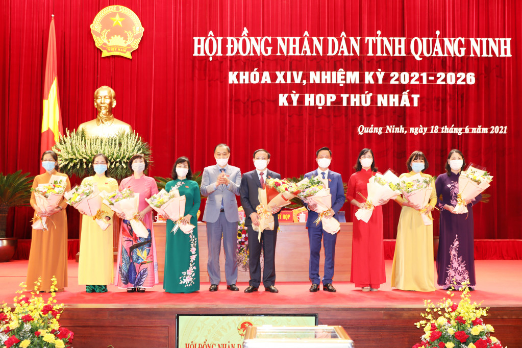 Đồng chí Vũ Hồng Thanh, Ủy viên Trung ương Đảng, Ủy viên Ủy ban Thường vụ Quốc hội, Chủ nhiệm Ủy ban Kinh tế của Quốc hội khóa XIV tặng hoa chúc mừng.
