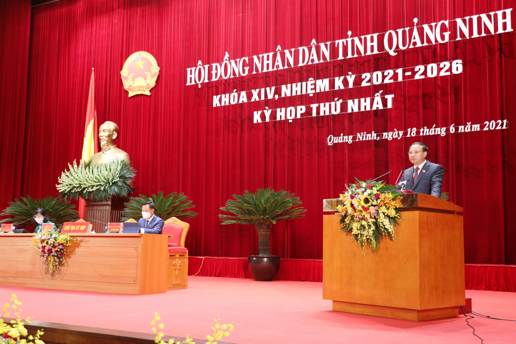 Đồng chí Nguyễn Xuân Ký, Ủy viên Trung ương Đảng, Bí thư Tỉnh ủy, Chủ tịch HĐND tỉnh khóa XIV thay mặt Thường trực HĐND tỉnh phát biểu nhận nhiệm vụ.