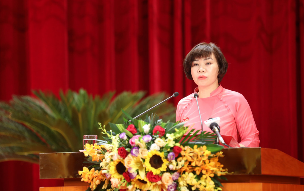 Trưởng Ban Kinh tế - Ngân sách HĐND tỉnh trình bày báo cáo thẩm tra các tờ trình.
