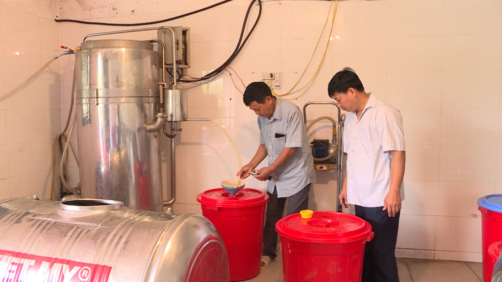 Sản xuất rượu khoai tại hợp tác xã Quế Lâm.