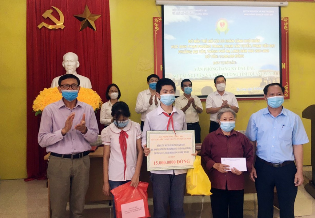 Lãnh đạo Hội Bảo trợ NKT-TMC tỉnh cùng đơn vị, nhà hảo tâm trao đỡ đầu cho học sinh mồ côi tại phường Đại Yên (TP Hạ Long).