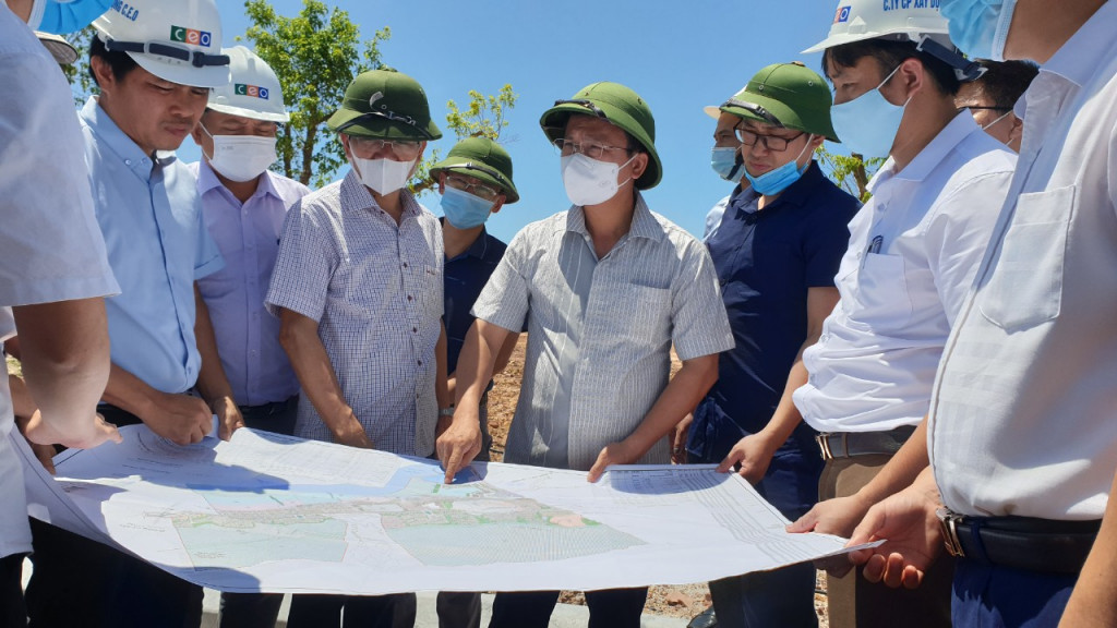 Đồng chí Cao Tường Huy, Phó Chủ tịch Thường trực UBND tỉnh, Trưởng Ban Quản lý KKT Vân Đồn kiểm tra các dự án của Tập đoàn SunGroup và Tập đoàn CEO