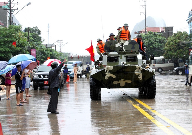 Xe đặc chủng của Đại đội Thiết giáp (Bộ CHQS tỉnh) được huy động đi cứu người dân trong đợt mưa lũ lịch sử năm 2015.