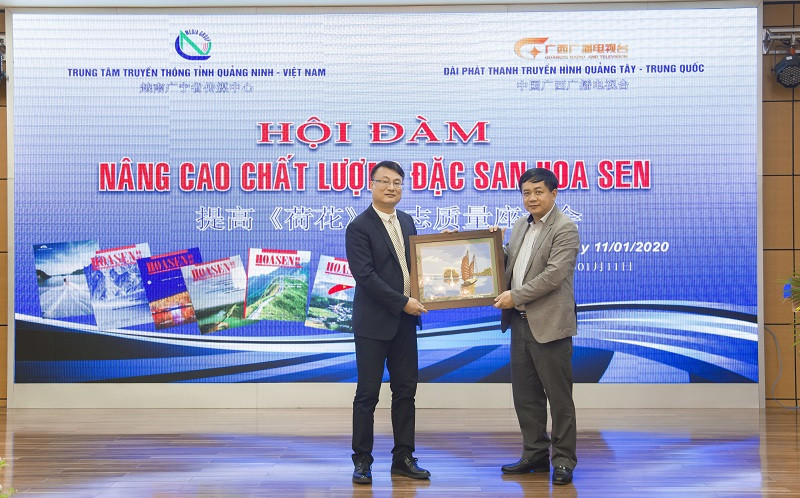 Nhà báo Mai Vũ Tuấn, Giám đốc Trung tâm Truyền thông tỉnh Quảng Ninh (Việt Nam) tặng quà lưu niệm cho đoàn công tác Đài Phát thanh Truyền hình Quảng Tây (Trung Quốc) trong chương trình Hội đàm nâng cao chất lượng đặc san Hoa sen và giao lưu với độc giả, tháng 1/2020.