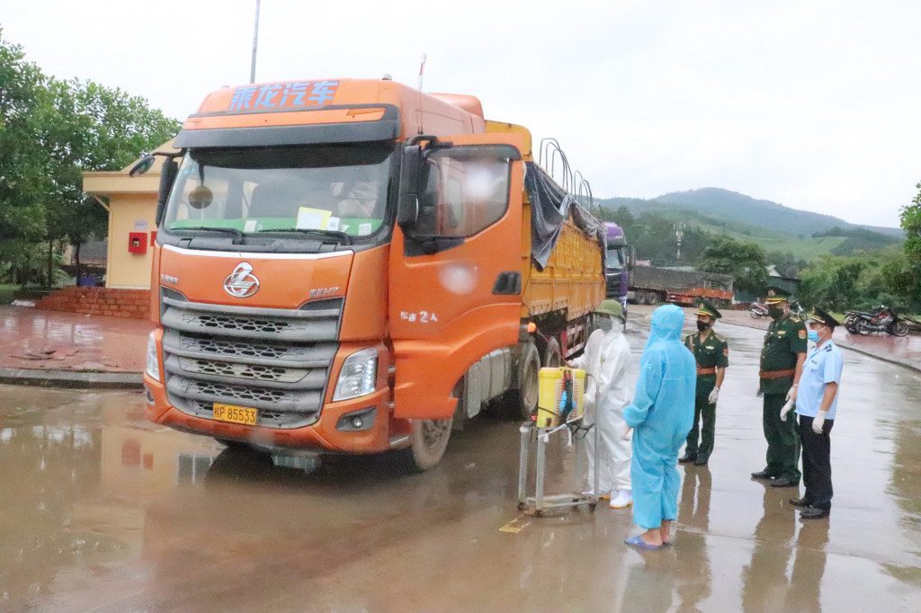 Lực lượng chức năng tại Cửa khẩu Hoành Mô tiến hành phun khử trùng các phương tiện ra, vào cửa khẩu