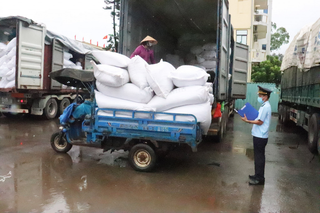 Lực lượng chức năng kiểm tra hàng hoá XNK tại Cửa khẩu Hoành Mô.