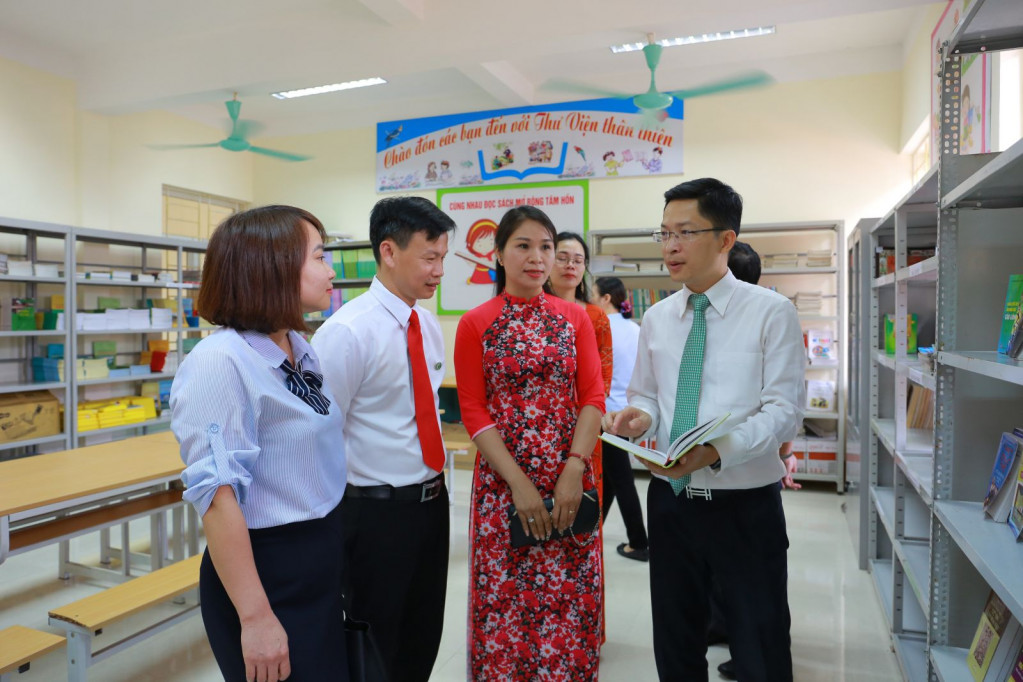 Đại diện Thư viện tỉnh tặng sách cho Trường Tiểu học và THCS Đồng Lâm 2 ( TP Hạ Long).