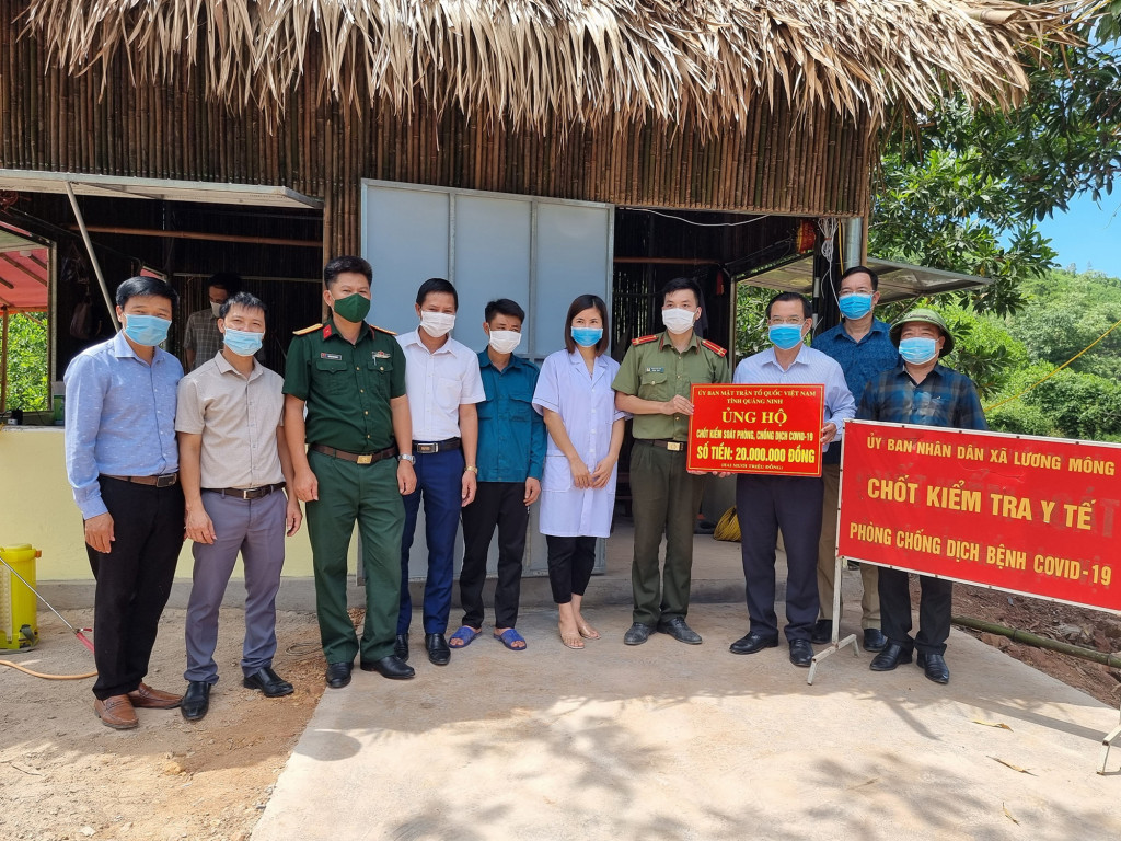 Đoàn công tác của Ủy ban MTTQ tỉnh thăm, tặng quà chốt kiểm soát Km60+100/DDT330, xã lương Mông, huyện Ba Chẽ.