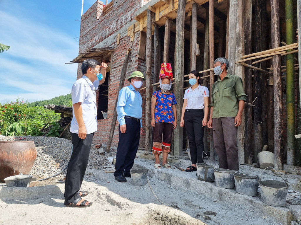 Đoàn công tác của Ủy ban MTTQ tỉnh kiểm tra tiến độ xây nhà Đại đoàn kết cho hộ ông Trần A Sặng, thôn Khe Mó, xã Húc Động, huyện Bình Liêu.