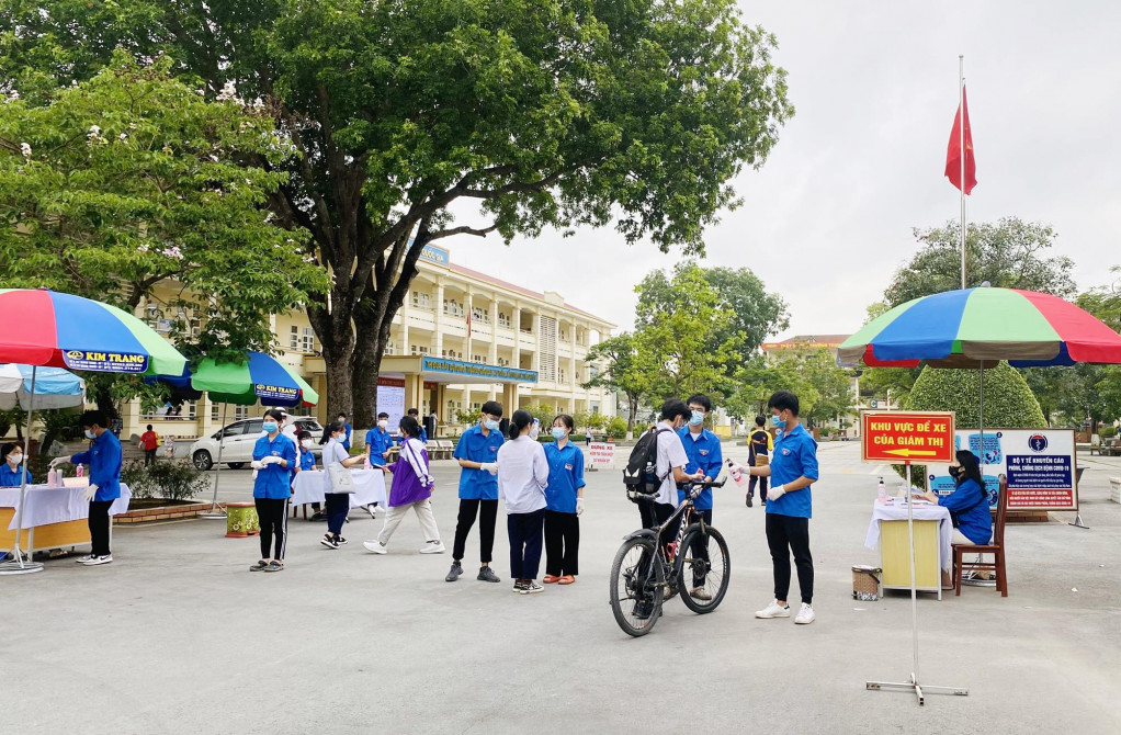 ĐVTN TP Uông Bí tham gia hỗ trợ tại hội đồng thi Trường THPT Uông Bí.