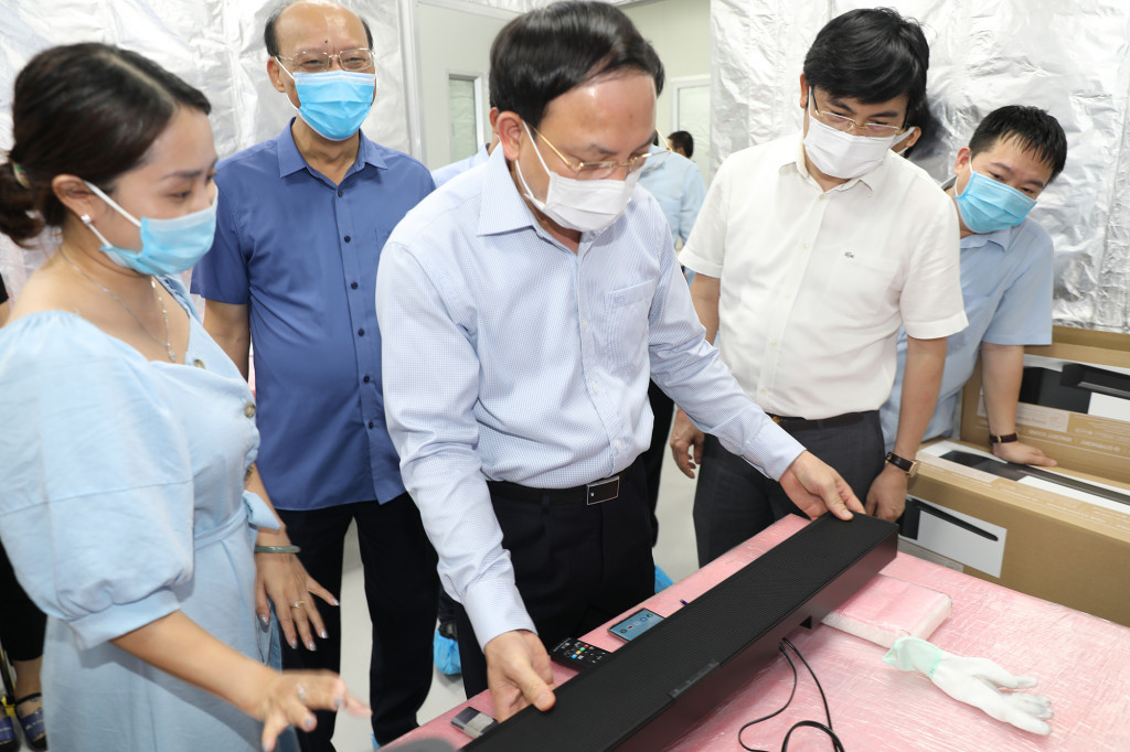 Đồng chí Bí thư Tỉnh ủy, Chủ tịch HĐND tỉnh kiểm tra công tác sản xuất hàng hóa công nghệ cao tại KCN Đông Mai.