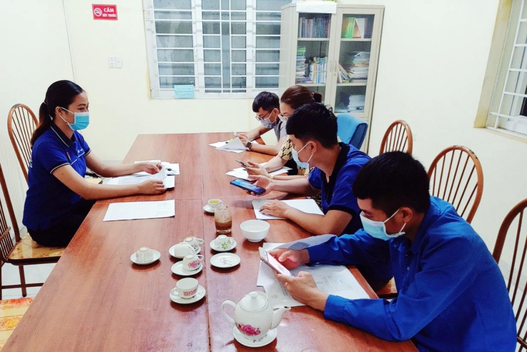 ĐVTN xã Quảng La (TP Hạ Long) tập huấn hướng dẫn cài đặt ứng dụng Bluezone.