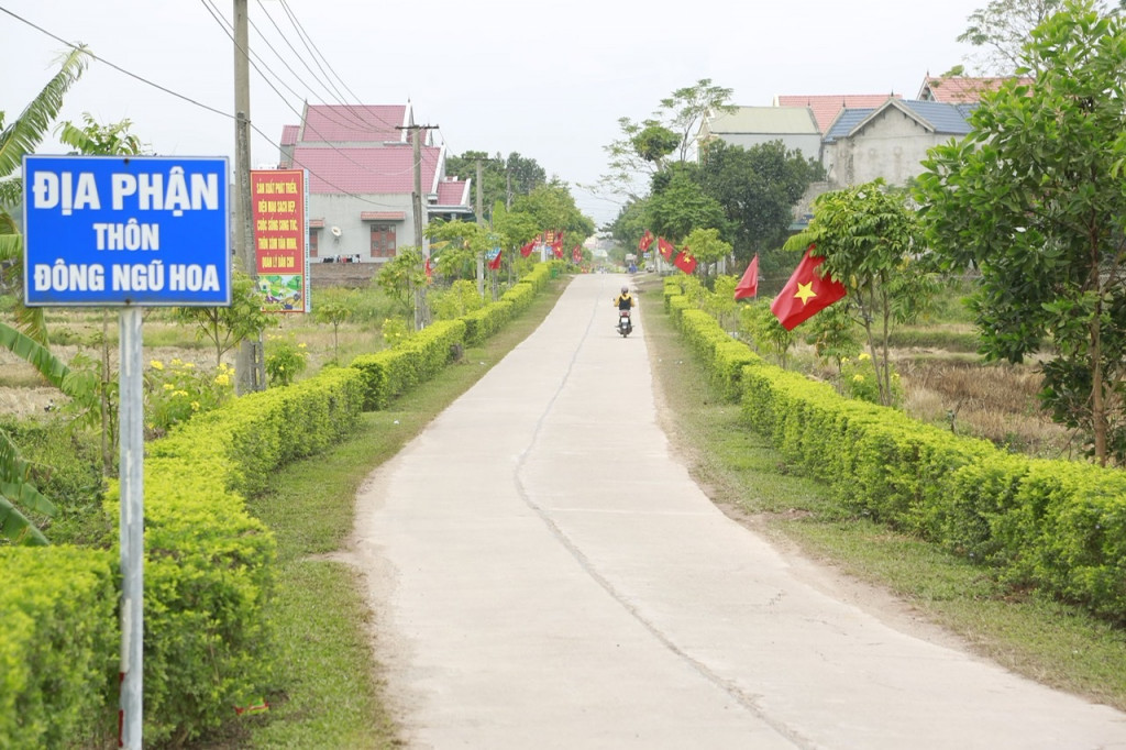 Đường thôn Đông Ngũ Hoa (xã Đông Ngũ) luôn đảm bảo xanh, sạch, đẹp.