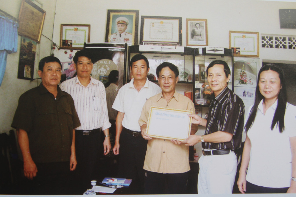 Công ty Than Hà Lầm tặng quà tri ân gia đình liệt sĩ Nguyễn Xuân Việt, Anh hùng LLVTND vốn là thợ lò của Công ty.