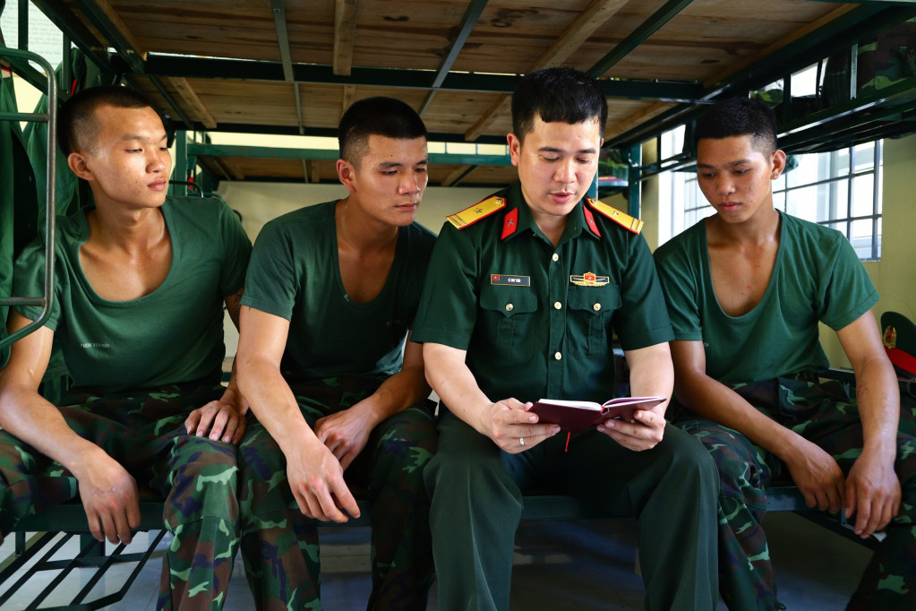 Thiếu tá Lê Duy Thái, Chính trị viên Đại đội Trinh sát (Phòng Tham mưu, Bộ CHQS tỉnh) phổ biến một số quy định đối với quân nhân, trong giờ giải lao.