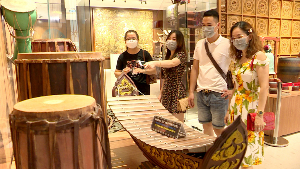 Tourists visit Quang Ninh Museum.