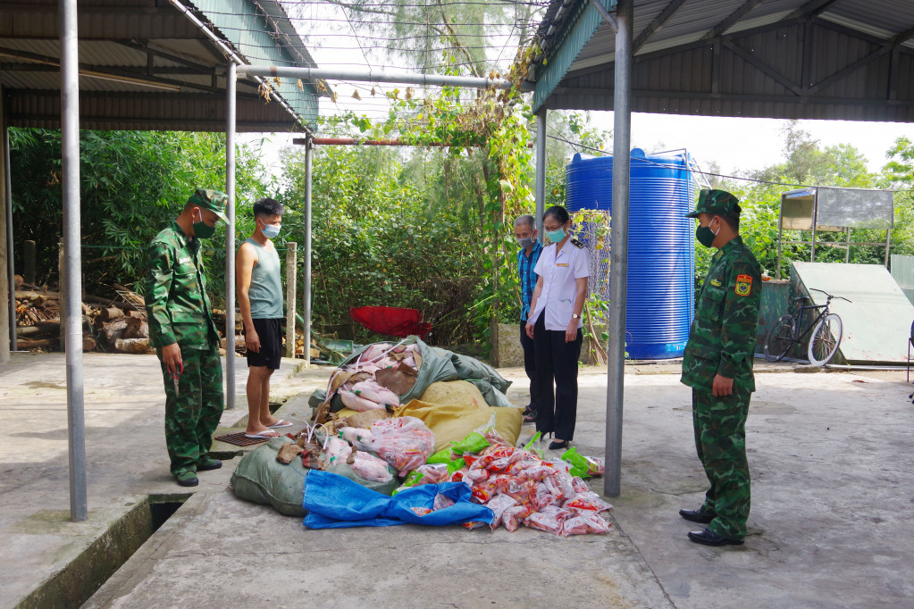 số lượng lớn thực phẩm không rõ nguồn gốc, xuất xứ.