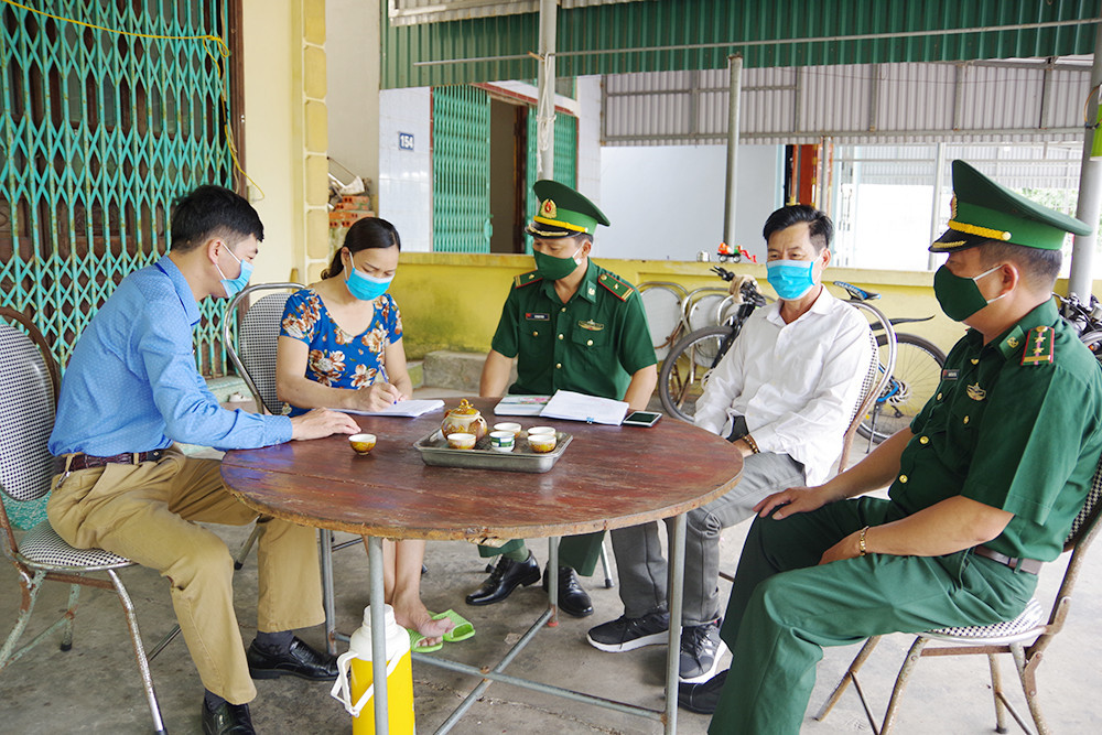 Cán bộ Đồn BP Trà Cổ, UBND phường Trà Cổ tuyên truyền, vận động nhân dân ký cam kết tham gia tố giác tội phạm XNC trái phép