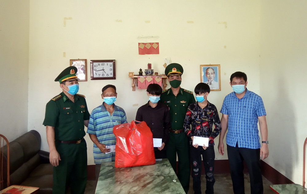 Lãnh đạo TP Móng Cái và lãnh đạo Bộ Chỉ huy Bộ đội Biên phòng Quảng Ninh tặng quà cho hộ gia đình có hoàn cảnh khó khăn tại thôn Phình Hồ, xã Bắc Sơn.