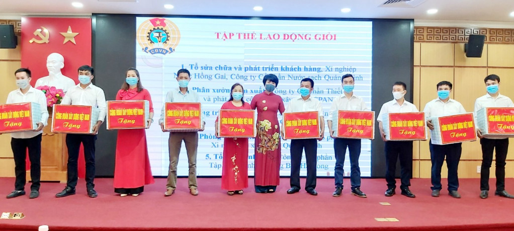 Công đoàn ngành Xây dựng Việt Nam tặng quà Tổ đội lao động giỏi.