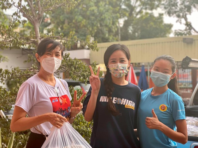 Á hậu Hoàng My mặc đồ bảo hộ làm tình nguyện viên chống dịch, thấm thía nỗi khổ của bác sĩ ảnh 3