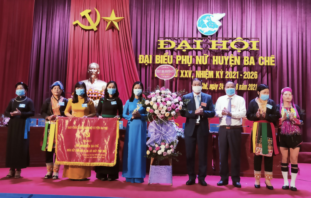 Huyện ủy Ba Chẽ đã trao tặng bức trướng cho Hội LHPN huyện lần thứ XXV.