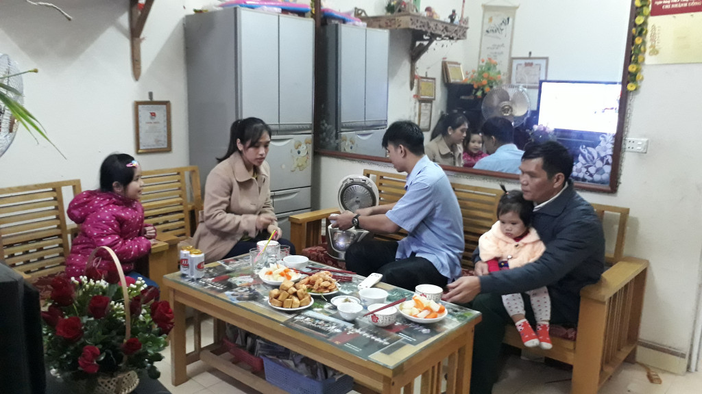 Bữa cơm ấm cúng của gia đình thợ lò Dương Văn Nghĩa, Phân xưởng Khai thác 12, Công ty CP Than Vàng Danh. 