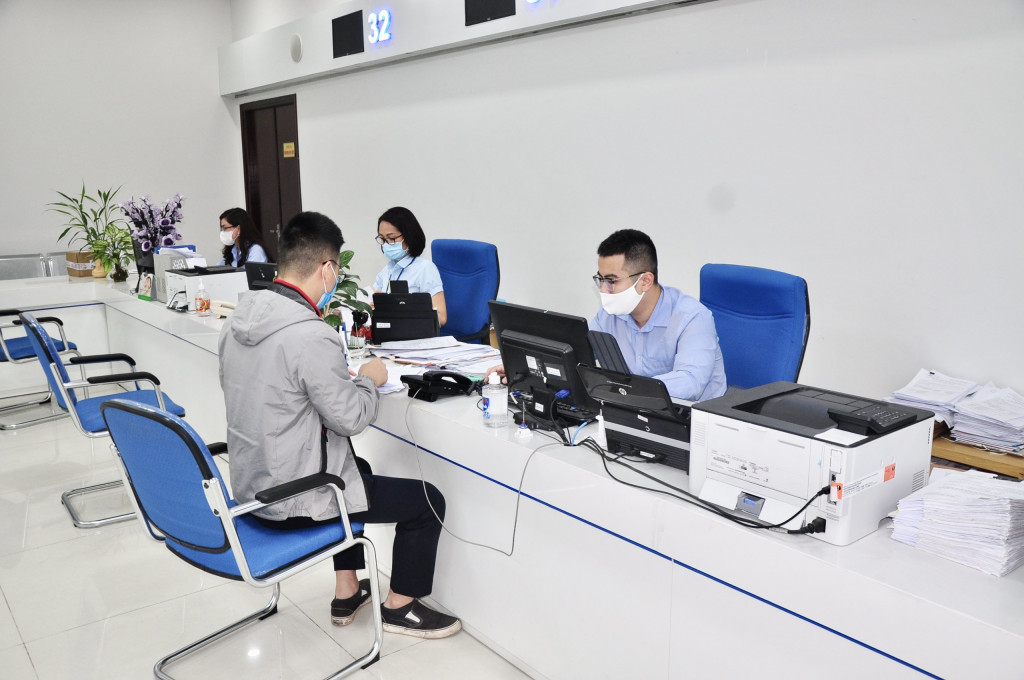 Cán bộ Trung tâm Phục vụ Hành chính công tỉnh giải quyết thủ tục hành chính cho người dân.