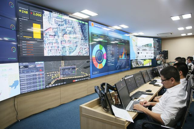 Các thông tin, số liệu trong nhiều ngành, lĩnh vực được hệ thống hiển thị thông minh nhiều lớp trên bản đồ GIS tại Trung tâm Điều hành thành phố thông minh. Ảnh: Minh Hà