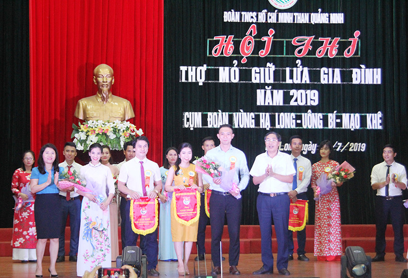 Ban Tổ chức trao giải Hội thi “Thợ mỏ giữ lửa gia đình” năm 2019.
