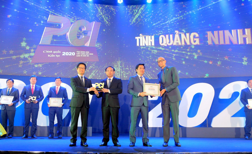 Tỉnh Quảng ninh nhận cúp quán quân PCI 2020. Ảnh: Minh Hà
