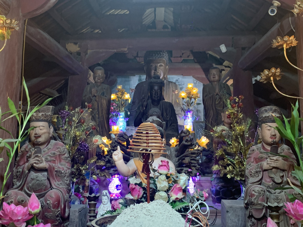 Tại chùa Mỹ Cụ còn lưu giữ được 9 pho tượng bằng đất có giá trị về nghệ thuật tạo hình và giá trị lịch sử độc đáo.