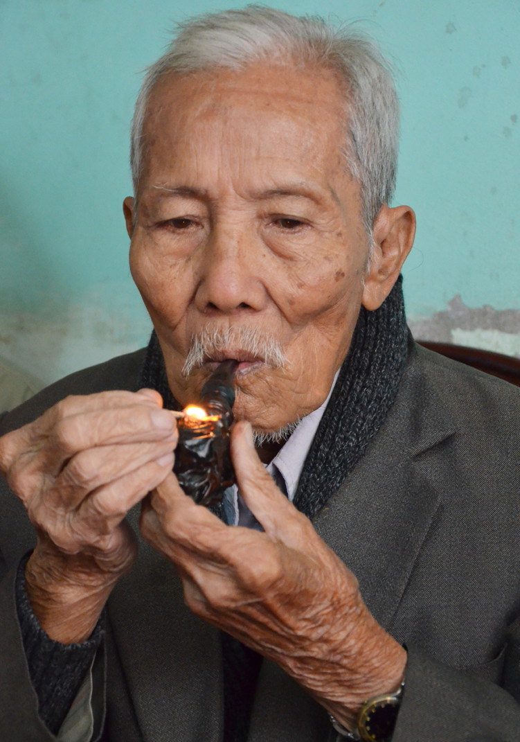 Sinh thời, nhà báo Như Mai thích hút thuốc lào.