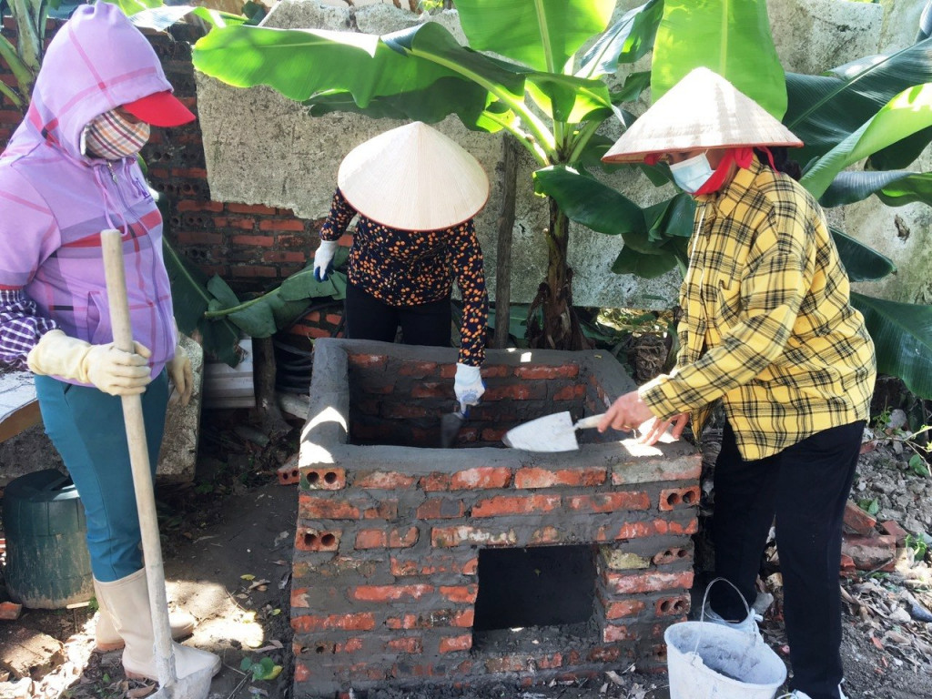 Hội Phụ nữ phường Ninh Dương triển khai mô hình xây hố ủ phân hữu cơ bảo vệ môi trường.