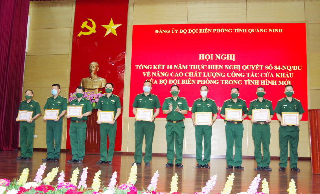 Lãnh đạo BĐBP ting trao tặng giấy khen cho các cá nhân thực hiện tốt công tác quản lý cửa khẩu.