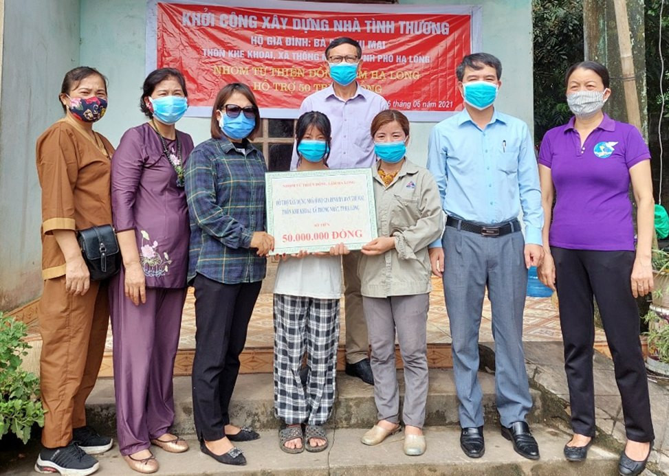 Lãnh đạo Hội Bảo trợ NKT-TMC tỉnh và Nhóm từ thiện Đồng Tâm Hạ Long trao hỗ trợ 50 triệu đồng cho mẹ con chị Bàn Thị Mai, thôn Khe Khoai, xã Thống Nhất (TP Hạ Long).