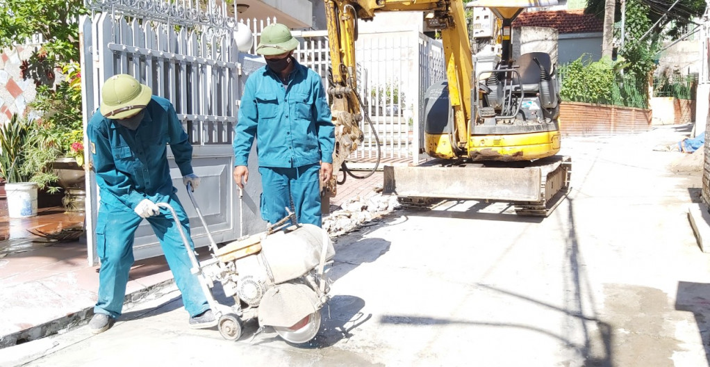 Công nhân Xí nghiệp nước Bãi Cháy, Công ty CP nước sạch Quảng Ninh làm việc ngoài trời nắng nóng gay gắt.