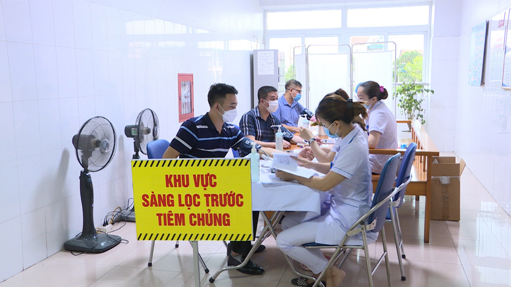 Công tác sàng lọc trước khi tiêm vắc xin phòng Covid-19 tại Bệnh viện Bãi Cháy.