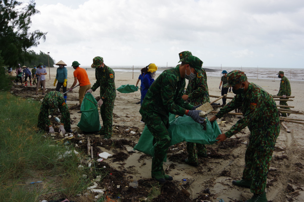 Lực lượng BĐBP và ĐVTN phường Trà Cổ ra quân dọn vệ sinh môi trường biển.