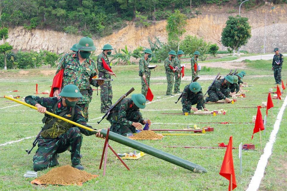 Trung đoàn 244 (Bộ CHQS tỉnh) huấn luyện một số nội dung về kỹ thuật thuốc nổ, chiến thuật cho chiến sĩ mới, tháng 6/2021.
